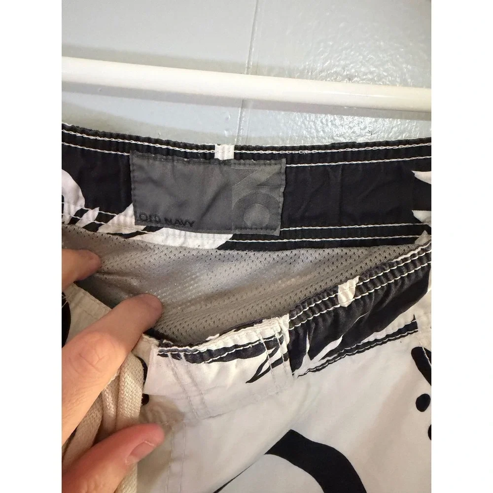 Old Navy Board Shorts Mens 32 Floral Hibiscus Black White Swim Trunks EUC